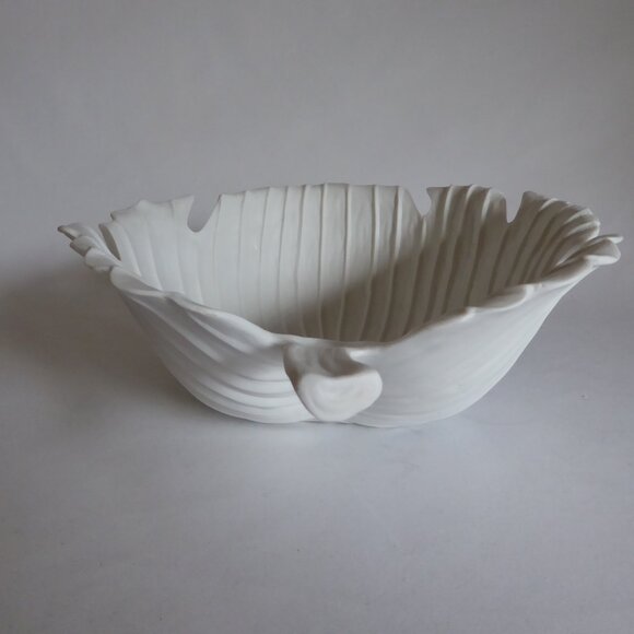 NEW LARGE 12” WHITE PORCELAIN DECORATIVE LEAF SHAPED BOWL SCULPTURE WITH STEM - Picture 4 of 12